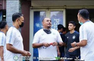 Asisten Pelatih PSIS Imran Nahumarury berbincang dengan pemain dan ofisial