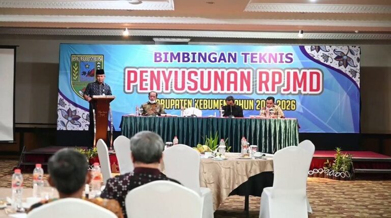 Tanggapi Jalan Rusak: Bupati Kebumen Target Dua Tahun Perbaiki Infrastruktur