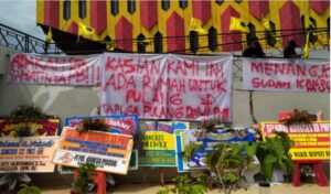 Spanduk bertuliskan protes atas molornya Kongres XX PMII di Gedung Kesenian Balikpapan