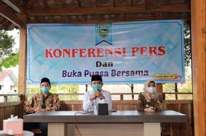 Bupati Kebumen Arif Sugiyanto bersama Wakil Bupati Ristawati Purwaningsih saat menggelar jumpa pers terkait Perbaikan Jalan