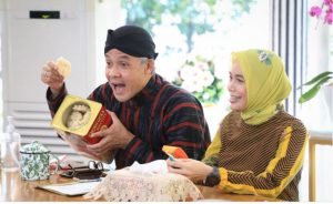 Hari kedua Idul Fitri 1442 Hijriah kembali dirayakan Gubernur Jawa Tengah Ganjar Pranowo, dengan menggelar halal bihalal virtual.