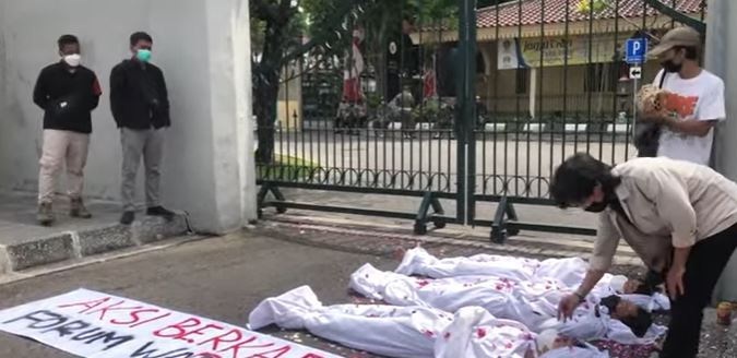 Kritisi Bantuan PPKM Berbentuk Cicilan Koperasi, FWY Lakukan Aksi Protes Berkostum Pocong di Gedung Kepatihan