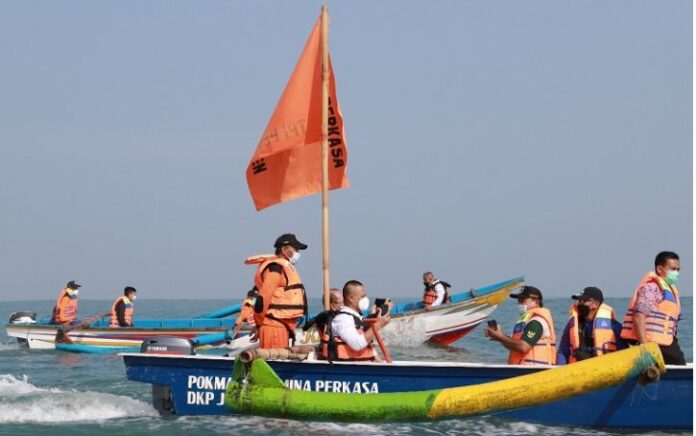 Bupati Kebumen Pantau Vaksinasi Sembari Menyusuri Pantai Kebumen