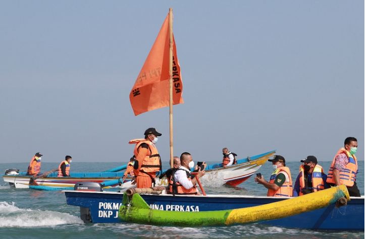 Bupati Kebumen Pantau Vaksinasi Sembari Menyusuri Pantai Kebumen