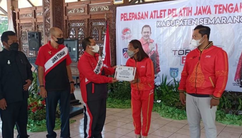 Bupati Semarang Lepaskan Atlet disertai Penyerahan Uang Saku