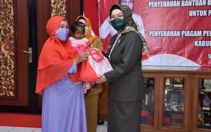 Pemkab Sukoharjo Serahkan Bantuan untuk anak Balita kurang mampu