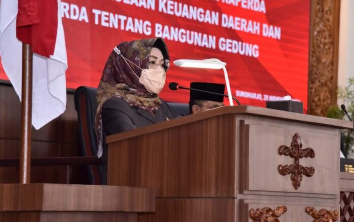 Etik Suryani menyerahkan Dua (Raperda) Ke DPRD, begini hasilnya.