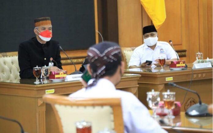 Ganjar Pranowo Memberikan Kesempatan kepada Perwakilan Buruh sebelum ketok palu