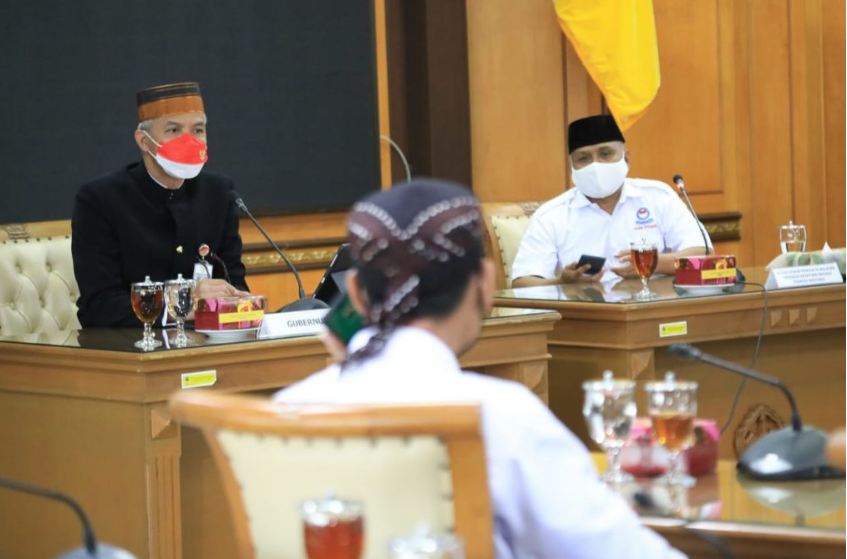 Ganjar Pranowo Memberikan Kesempatan kepada Perwakilan Buruh sebelum ketok palu