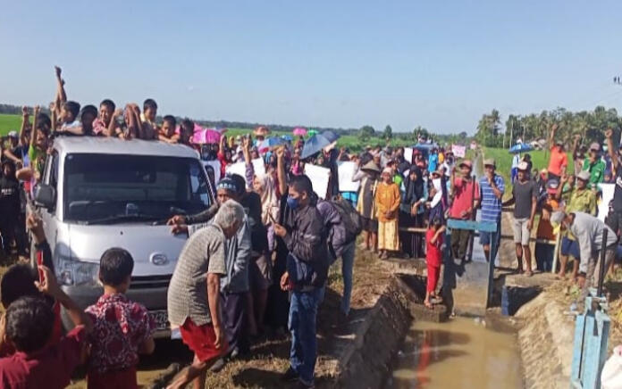 Aksi Demonstrasi Warga Tuntut Perbaikan Jalan Gandrungmangu