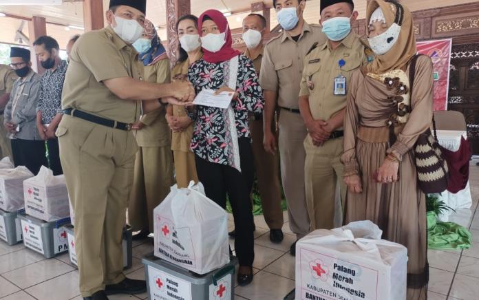 Korban Bencana Terima Bantuan Uang Tunai dan Paket Sembako