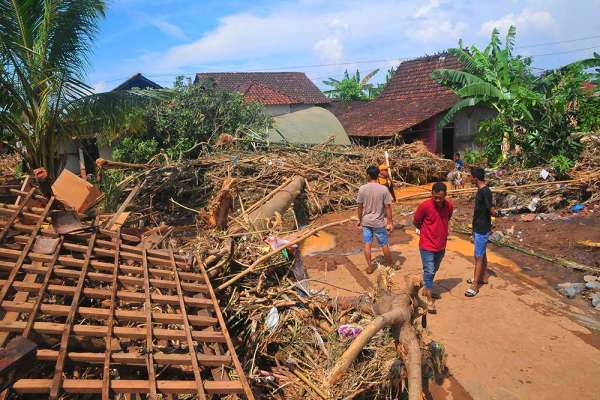 Banjir Bandang Di Pati Jawa Tengah Hanyutkan Rumah Warga