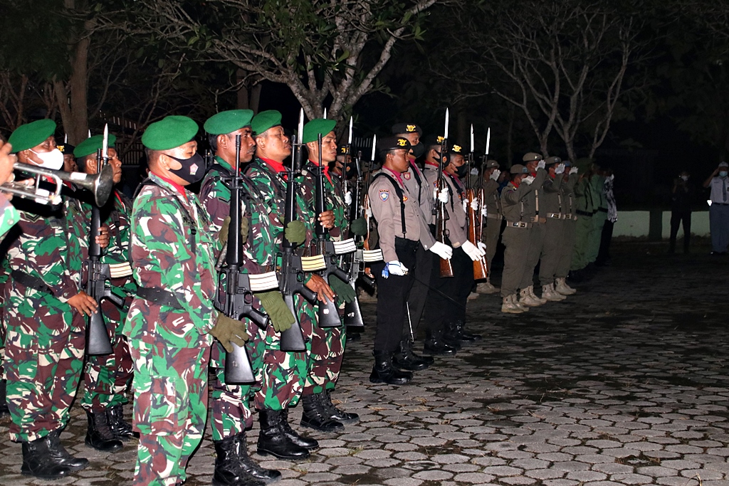 Dandim 0721/Blora Pimpin Apel Kehormatan dan Renungan Suci di TMP Wira Bhakti