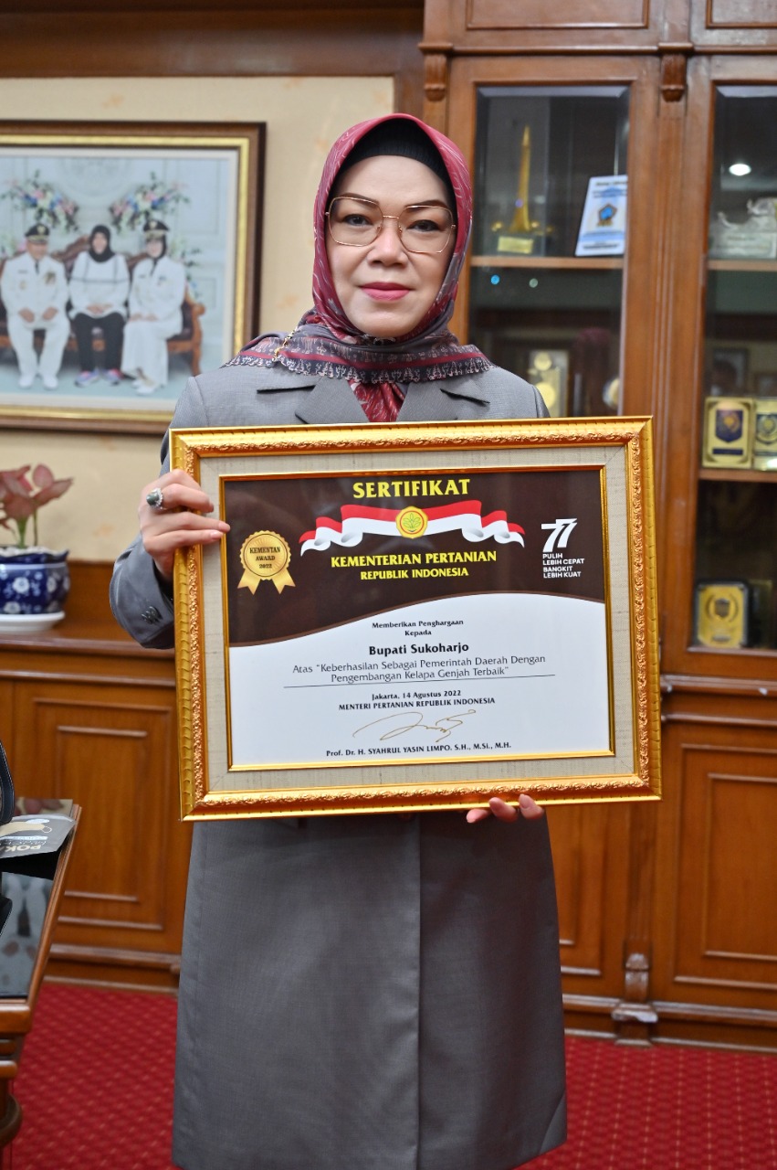 Berhasil Kembangkan Kelapa Genjah, Bupati Sukoharjo Terima Golden Certificate Award￼