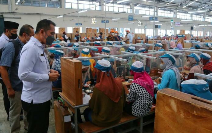 Cek Penyaluran BLT, Bupati Harap Dapat Membantu Perekonomian Buruh Rokok