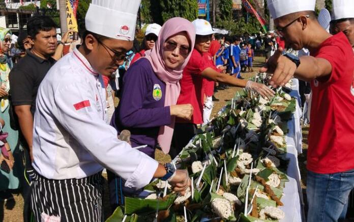 Kenalkan Potensi Laut Jepara, Sajikan Makanan Latoh Gratis Sepanjang 77 Meter