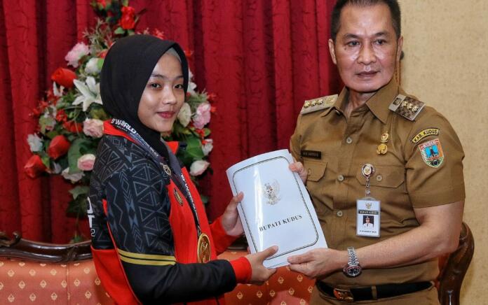 Juara Dunia Pencak Silat Asal Kudus Terima Bonus