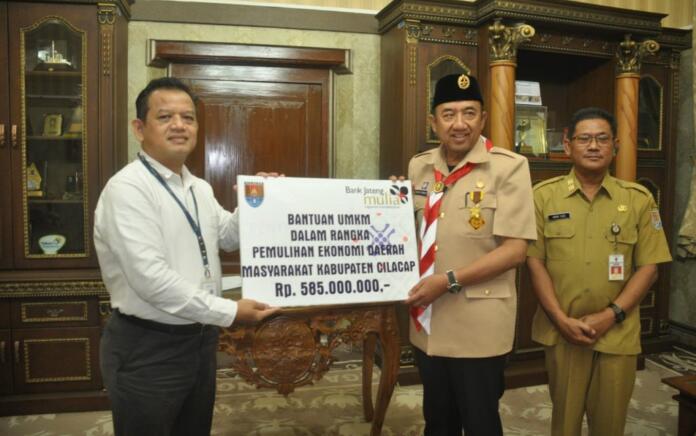 Bank Jateng Cilacap Serahkan Bantuan Pemulihan Ekonomi Rp 585 Juta