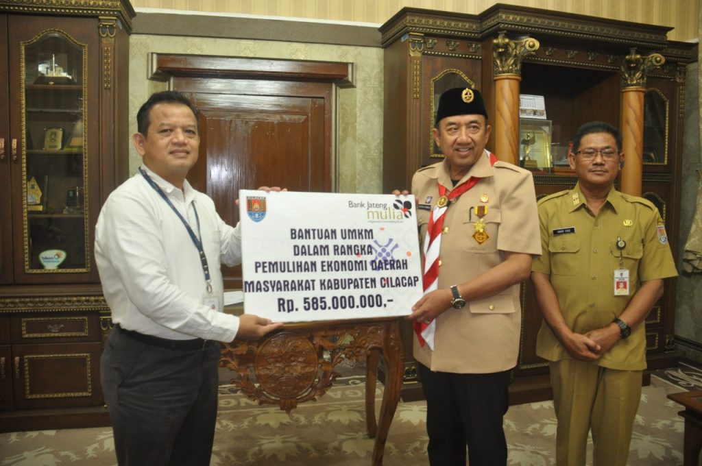 Bank Jateng Cilacap Serahkan Bantuan Pemulihan Ekonomi Rp 585 Juta