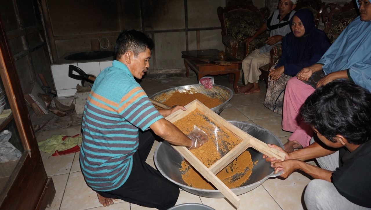 UNUGHA Cilacap Lakukan Pendampingan Produk Gula Semut Bersama Penderes Kelompok Tani Semi Rahayu Tanjungsari