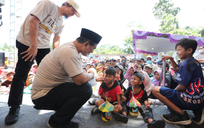 Cegah Stunting, Gus Yasin Ajak Ribuan Orang Makan Telur Bersama