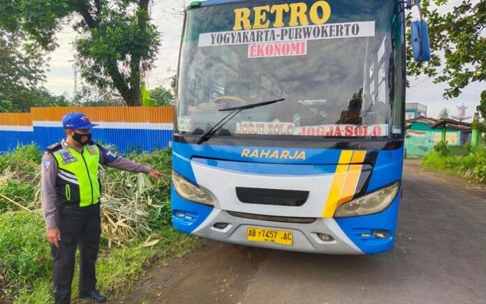 Bus Viral Yang Nyaris Menabrak Sepeda Motor di Banyumas