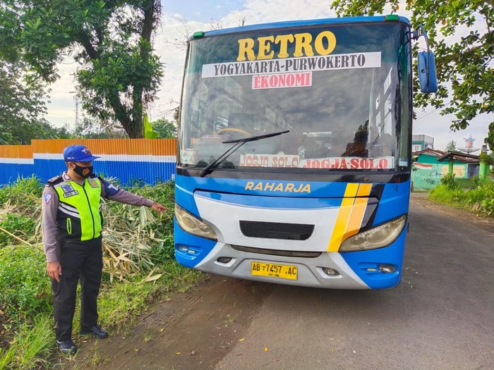 Bus Viral Yang Nyaris Menabrak Sepeda Motor di Banyumas