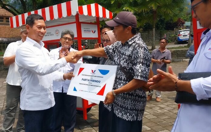 Ketua DPW Partai Perindo Jateng, Mayjen TNI (Purn) Wuryanto, menyerahkan gerobak bantuan kepada pedagang yang terdampak banjir di Lokawisata Baturraden, Kabupaten Banyumas.