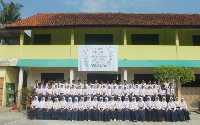 SMP Al-Hikmah, sebuah lembaga pendidikan yang menebarkan semangat kebaikan. Di tengah hiruk-pikuk kegiatan kelulusan sekolah yang biasa.