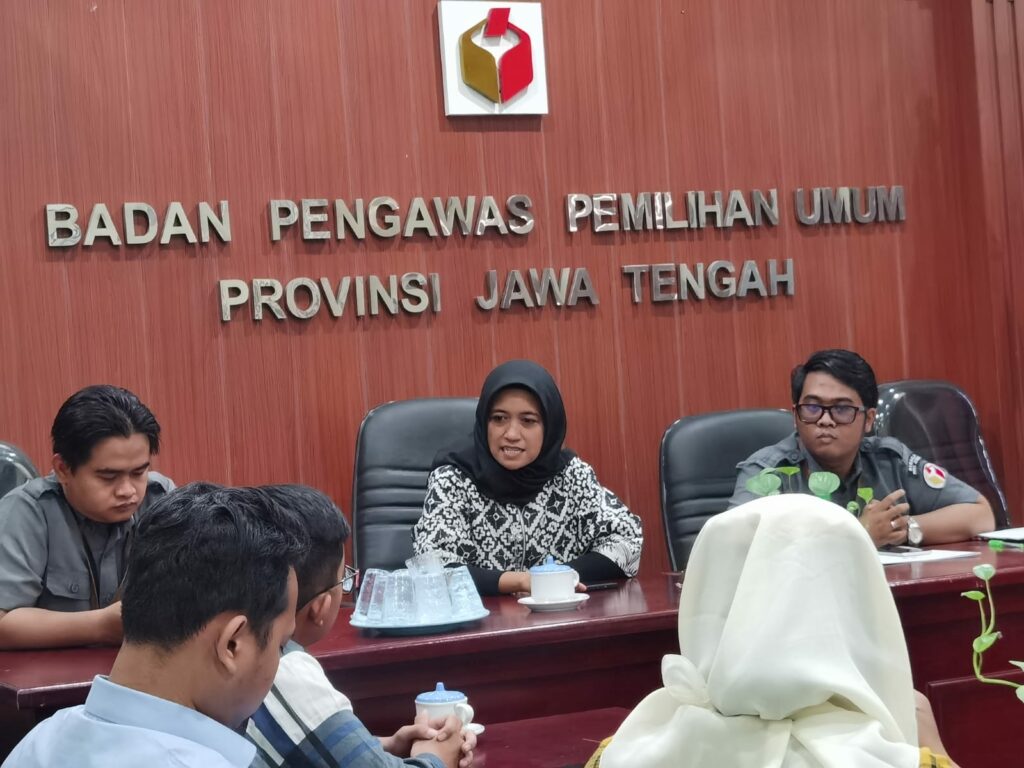 Bawaslu Jawa Tengah Mengapresiasi Perisai Demokrasi Bangsa Saat Serahkan Berkas Pendaftaran Pemantau Pemilu