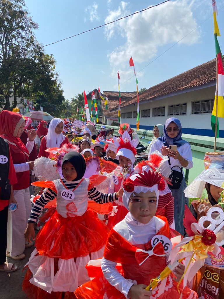 Kawunganten Gegap Gempita! Kirab Harmoni Kemerdekaan MI Al Hikmah 01 Bikin Ribuan Warga Tumpah Ruah Kawunganten Gegap Gempita! Kirab Harmoni Kemerdekaan MI Al Hikmah 01 Bikin Ribuan Warga Tumpah Ruah