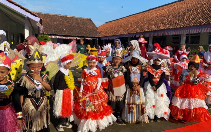 Kawunganten Gegap Gempita! Kirab Harmoni Kemerdekaan MI Al Hikmah 01 Bikin Ribuan Warga Tumpah Ruah