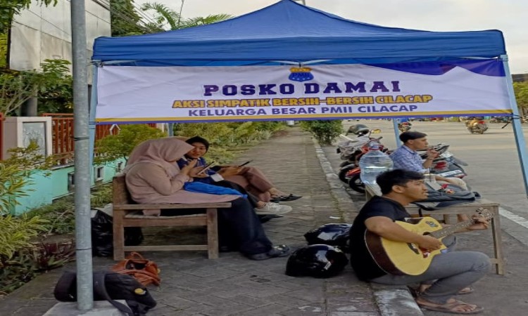 PMII Cilacap Ambil Langkah Responsif Pasca Aksi Anarkis di DPRD: Dirikan Posko Damai, Bersihkan Lokasi, dan Edukasi Masyarakat Pasca Kerusuhan DPRD Cilacap, PMII Dirikan Posko Damai untuk Jaga Kondusivitas